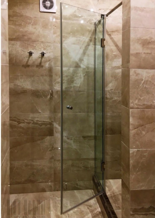 СТЕКЛЯННАЯ ДУШЕВАЯ С РАСПАШНОЙ ДВЕРЬЮ СТЕКЛЯННАЯ ДУШЕВАЯ С РАСПАШНОЙ ДВЕРЬЮ