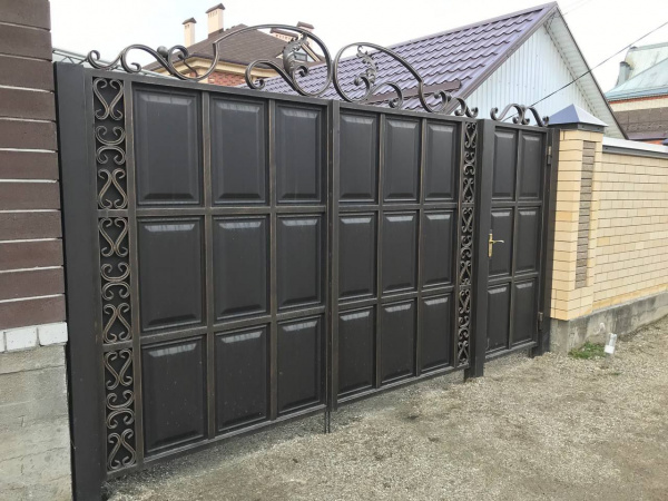 МЕТАЛЛИЧЕСКИЕ ВОРОТА С КАЛИТКОЙ (3,5 м х 2,20 м) (1 м х 2,20 м) МЕТАЛЛИЧЕСКИЕ ВОРОТА С КАЛИТКОЙ (3,5 м х 2,20 м) (1 м х 2,20 м)