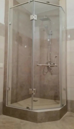 СТЕКЛЯННАЯ ТРАПЕЦИЕВИДНАЯ ДУШЕВАЯ, С РАСПАШНОЙ ДВЕРЬЮ СТЕКЛЯННАЯ ТРАПЕЦИЕВИДНАЯ ДУШЕВАЯ, С РАСПАШНОЙ ДВЕРЬЮ