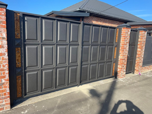 МЕТАЛЛИЧЕСКИЕ ВОРОТА  С КАЛИТКОЙ (3,5 м х 2,10 м) (1 м х 2,10 м) МЕТАЛЛИЧЕСКИЕ ВОРОТА  С КАЛИТКОЙ (3,5 м х 2,10 м) (1 м х 2,10 м)