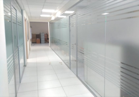 ЦЕЛЬНОСТЕКЛЯННАЯ ПЕРЕГОРОДКА НА ЗАЖИМНОМ ПРОФИЛЕ ЦЕЛЬНОСТЕКЛЯННАЯ ПЕРЕГОРОДКА НА ЗАЖИМНОМ ПРОФИЛЕ