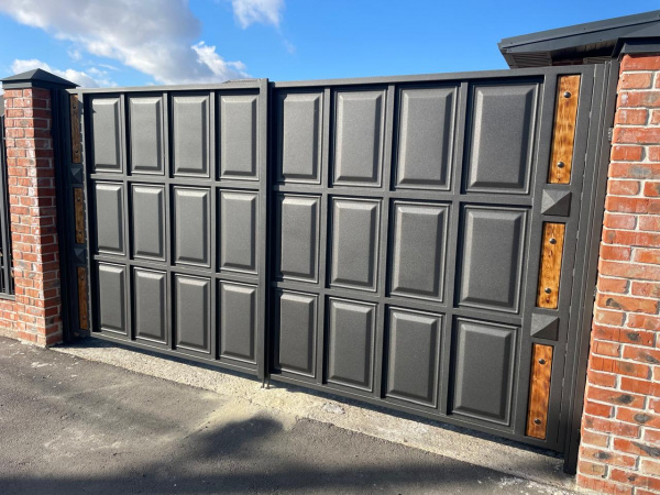 МЕТАЛЛИЧЕСКИЕ ВОРОТА  С КАЛИТКОЙ (3,5 м х 2,10 м) (1 м х 2,10 м) МЕТАЛЛИЧЕСКИЕ ВОРОТА  С КАЛИТКОЙ (3,5 м х 2,10 м) (1 м х 2,10 м)