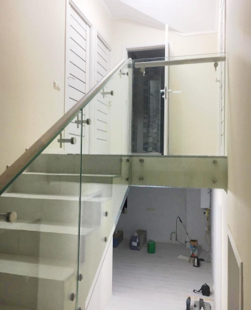 Стеклянное ограждение высотой 1600 мм Стеклянное ограждение высотой 1600 мм