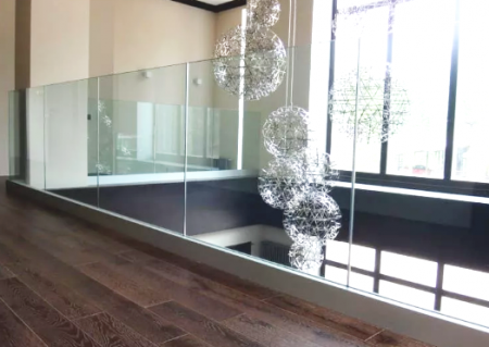 Стеклянное ограждение высотой 1000 мм Стеклянное ограждение высотой 1000 мм